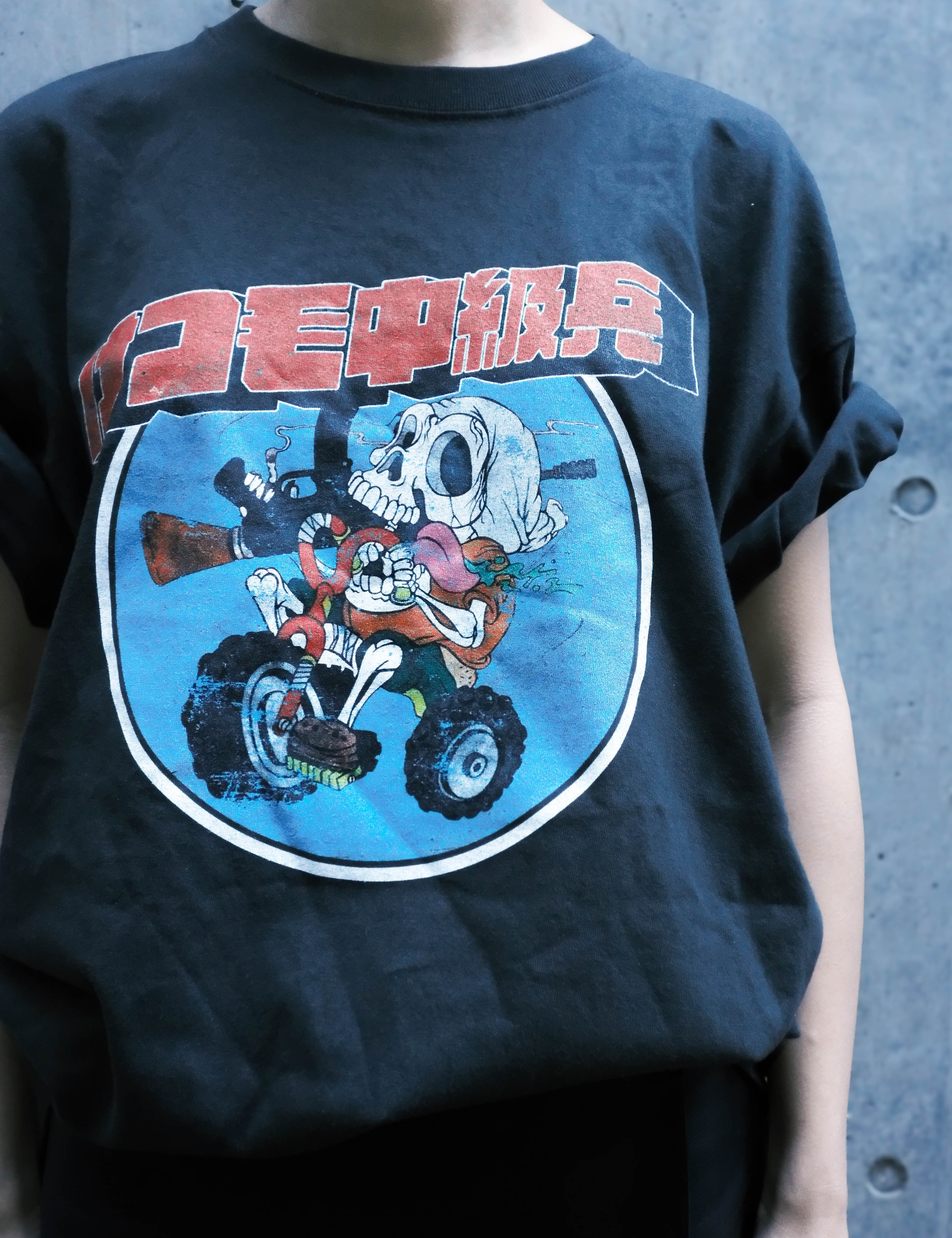 けつ毛中級兵(サイン入り) - GRAPHIC TSHIRT FADE BLACK